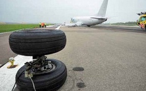 Vã mồ hôi vì máy bay rớt bánh khi hạ cánh ở Anh